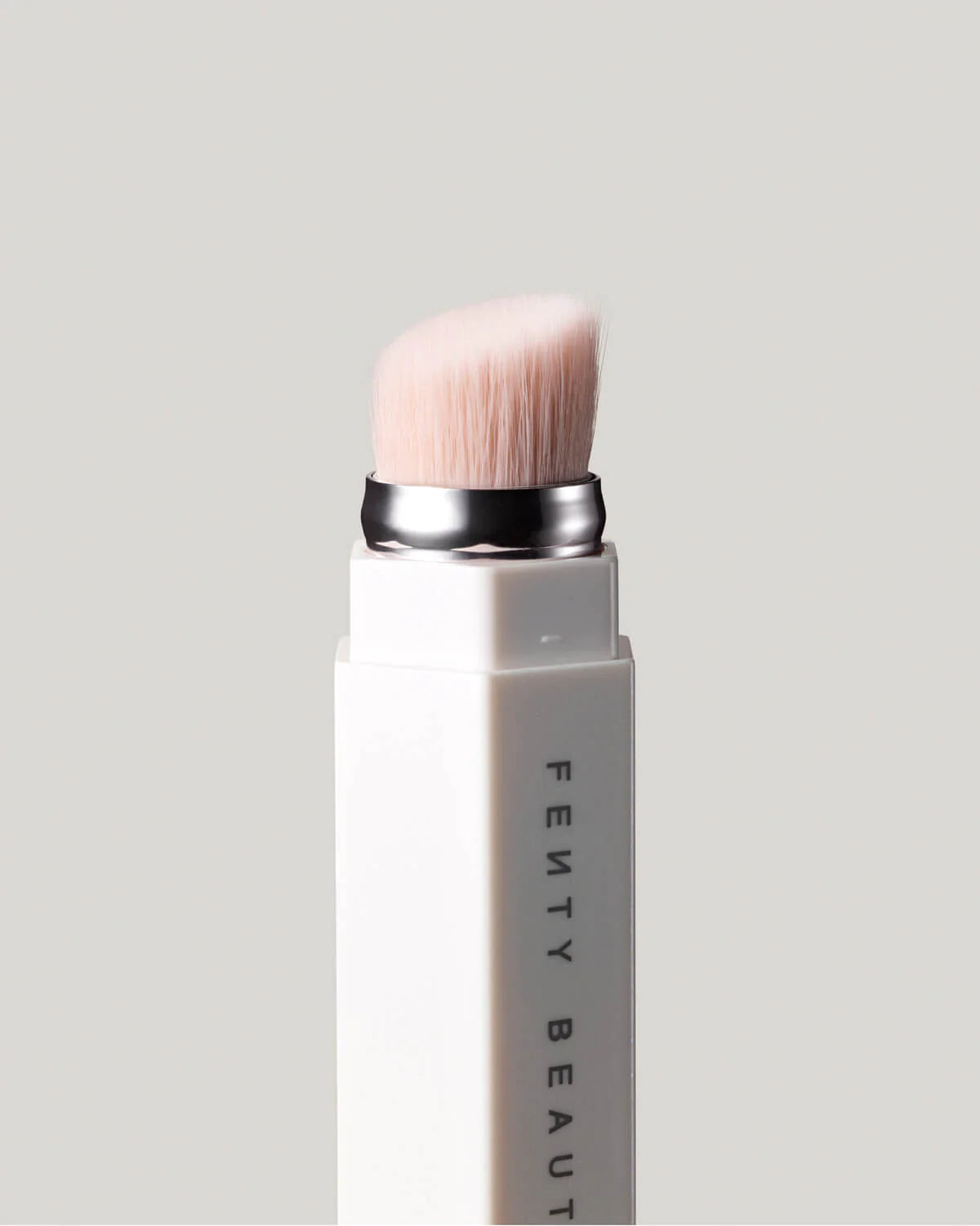 Fenty Beauty by Rihanna Portable Highlighter Brush 140