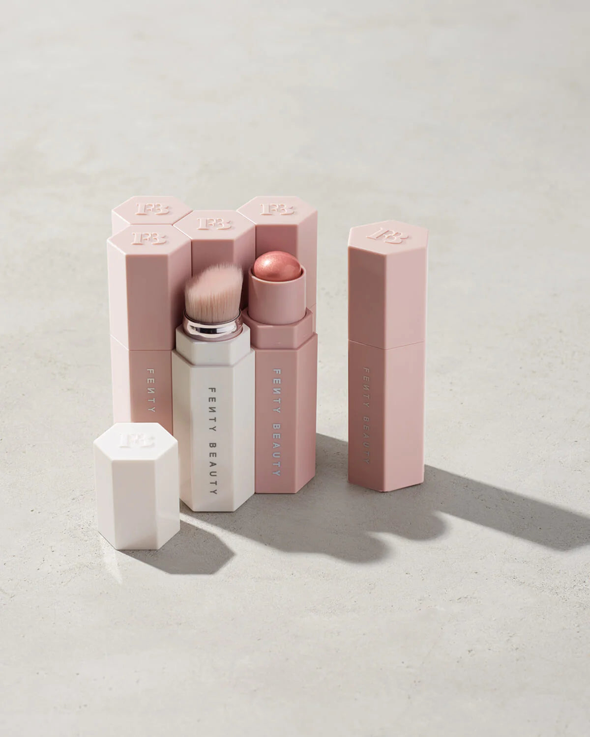 Fenty Beauty by Rihanna Portable Highlighter Brush 140